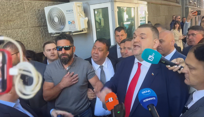 Пеевски и Василев в словесен дуел пред НС! Пеевски: Ще правя държава с главно „Д“