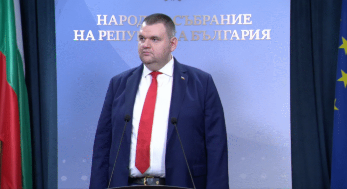 Пеевски кани с писма всички без Възраждане да си говорят за втория мандат