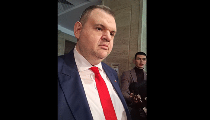 Пеевски прави път на областните управители на Доган