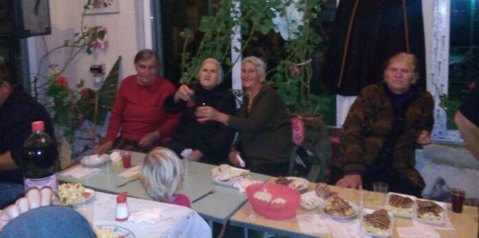 Пенсионери от село Баничан отпразнуваха с музика и веселие Международния ден на възрастните хора