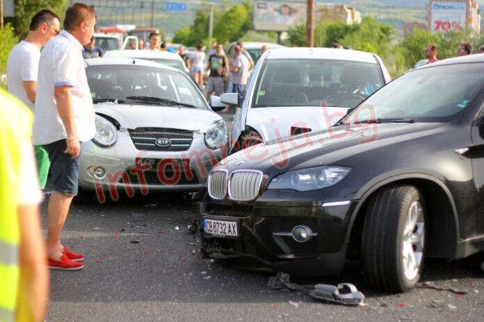 Пет автомобила катастрофираха на Е-79  в района на Струмяни