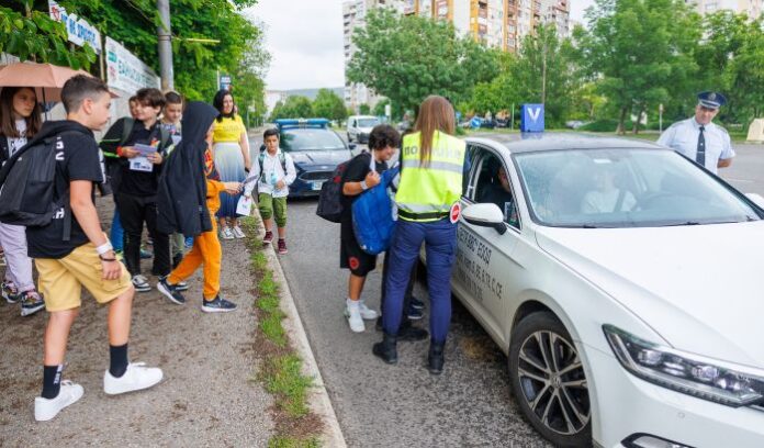 Петокласници патрулираха с полицаи в Радомир