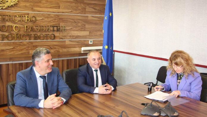 Петрич и Сандански получиха хиляди за важни ремонти в градовете
