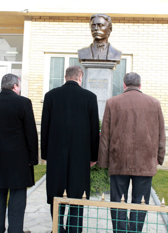 Петър Паунов се поклони пред паметника на Апостола в Босилеград