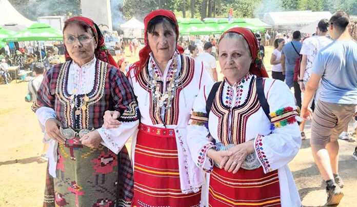 Певческите групи на читалището в с. Струма с първо място на събора в Копривщица