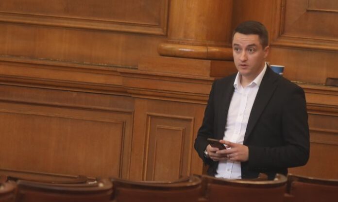 ПГ на „БСП за България“ единодушно изключи Явор Божанков от групата