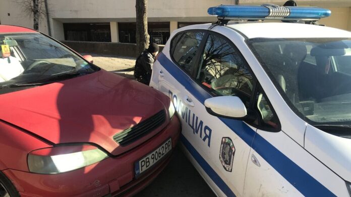 Пиян шофьор помете полицейска кола в Казанлък