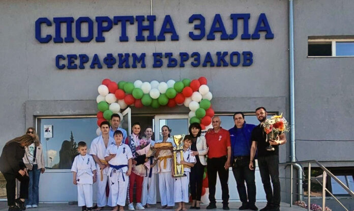 Плакет на Петрич получи европейската шампионка по карате Живка Кирова