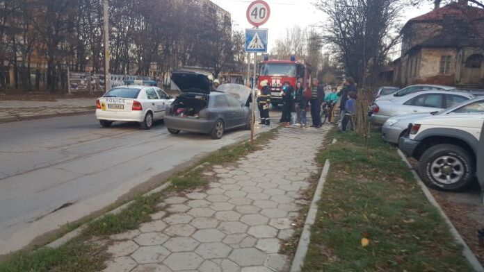 Пламна лек автомобил „Ауди“ в района на квартал „Запад“ в Кюстендил