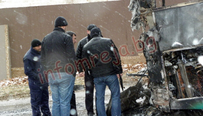 Пламна пътнически автобус край Бобошево