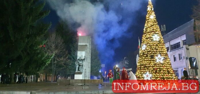 Площадът на Гоце Делчев грейна със светлините на нова коледна елха