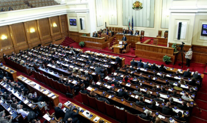 Плоският данък остава