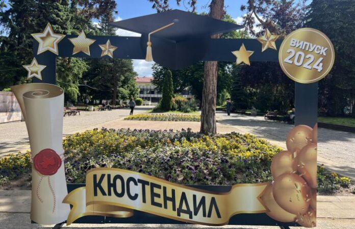 По червен килим: Община Кюстендил изпраща тържествено 354 абитуриенти