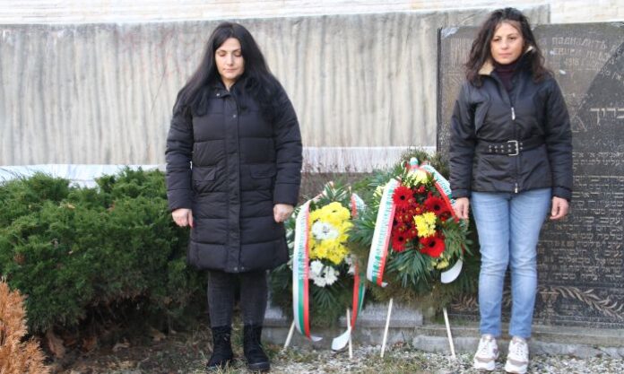 Почетоха паметта на загиналите при бомбардировките в Дупница