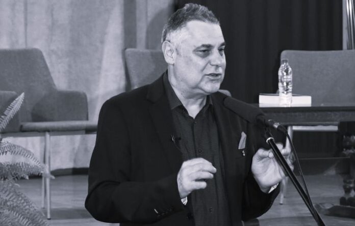Почина писателят Алек Попов