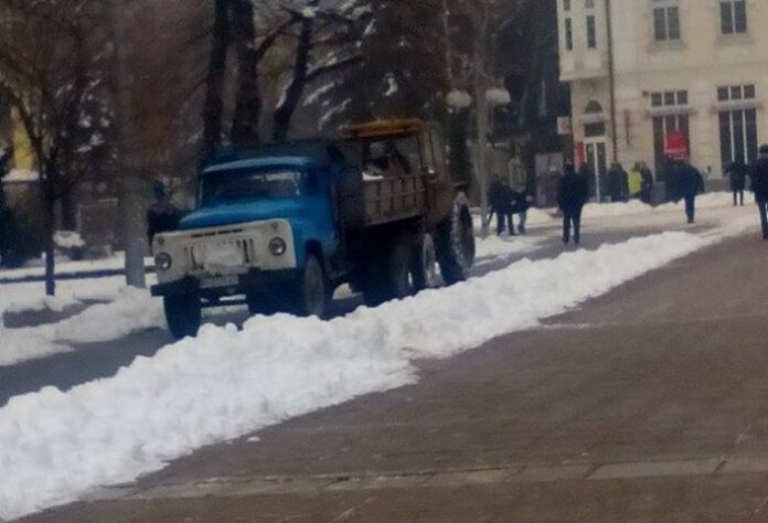 Почистиха централната градска част от снега в Кюстендил