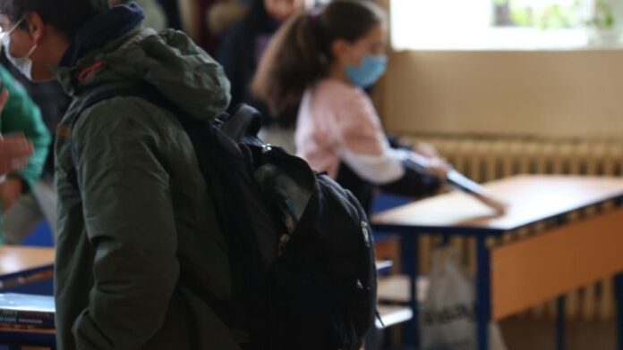 Под 1% са карантинираните учители и ученици