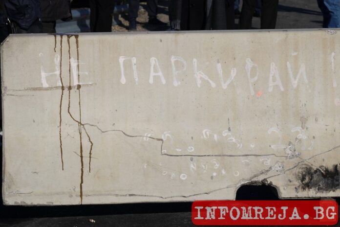 Подменят асфалта по алеите в МБАЛ-Благоевград