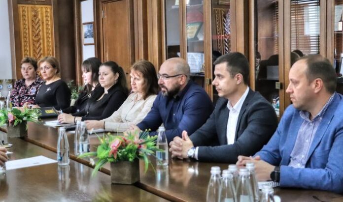 Подменят осветлението в Банско