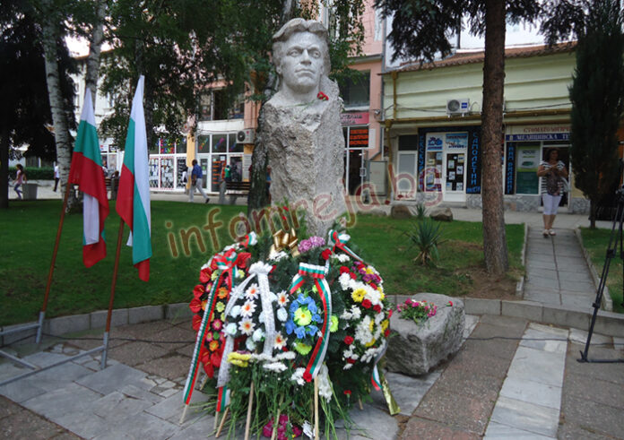 Поднасят венци и цветя на паметника на Апостола за Независимостта в Кюстендил