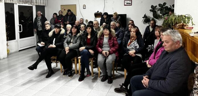 Подновяват съоръженията в двора на детската градина в Долно Драглище