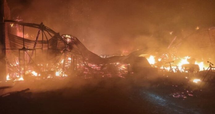 Пожар избухна в складова база в Бургас