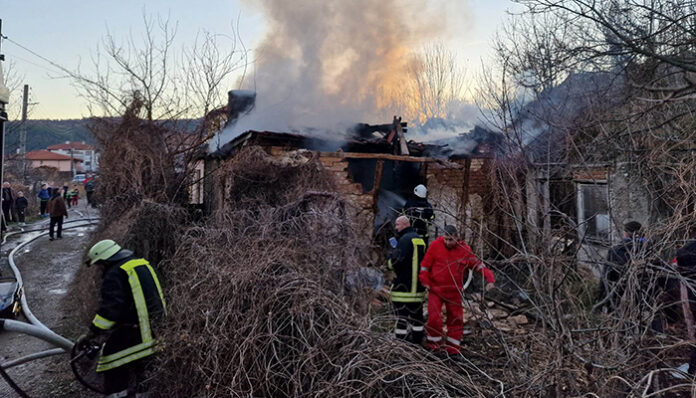 Пожар избухна в стара постройка в Покровник