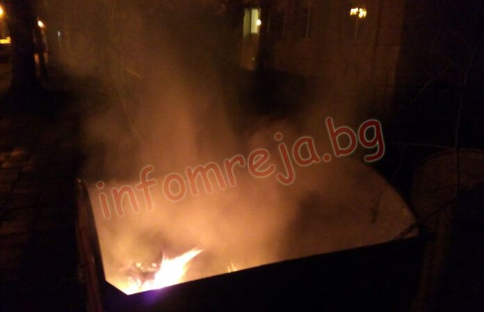 Пожар изпепели три пластмасови контейнера в Благоевград
