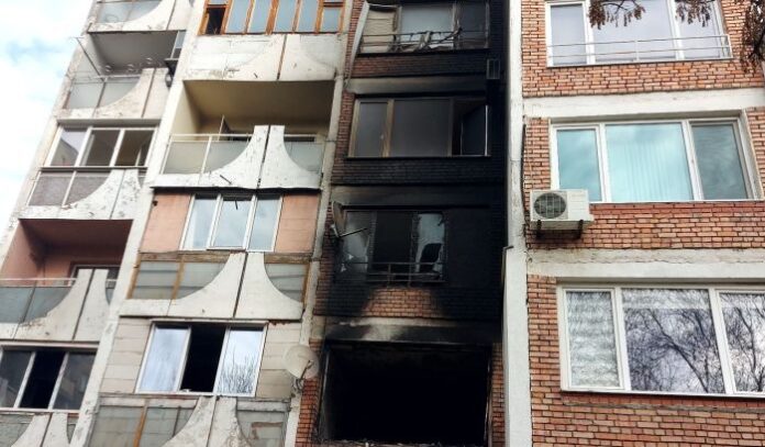 Пожар пламна в блок в Кюстендил: Трима са обгазени