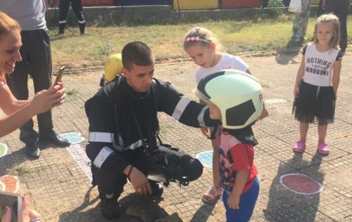Пожарникари на гости в две детски градини в Кюстендил