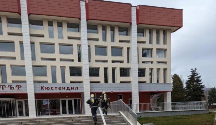 Пожарникари от Кюстендил и Дупница „гасиха“ пожар на сцената на театъра