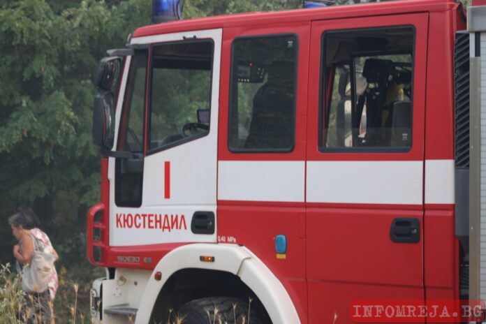 Пожарникари помогнаха на паднал мъж и на самозаключило се дете