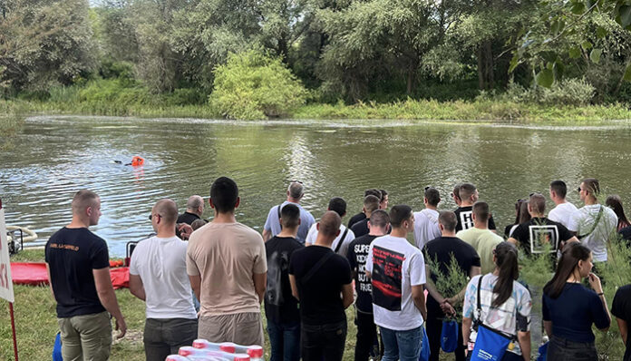 Пожарникарите от Благоевград демонстрират умения край Струма