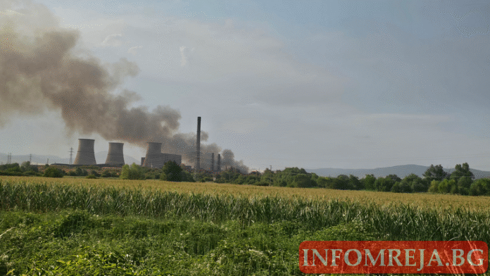 Пожарът край ТЕЦ „Бобов дол“ стигна до гарата в Големо село! Чуват се гърмежи