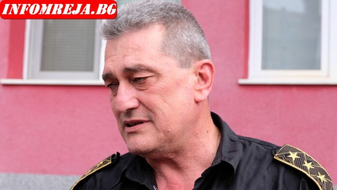 Пожарът над Фролош е опасен за доброволците