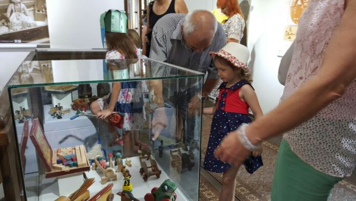 Показаха играчки от края на XIX в изложба „Писателите като хлапета“ и „Ние сме били деца“