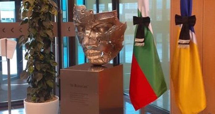 Поклон пред българския полицай Петър Бъчваров в централата на Европол