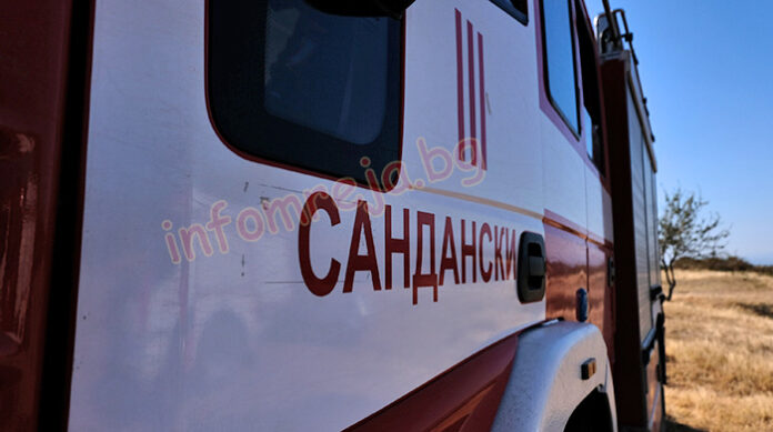 Покрив на къща пламна в Сандански