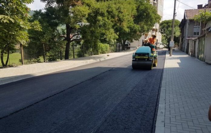 Полагат нов асфалт по улица „Отец Паисий“ в Дупница
