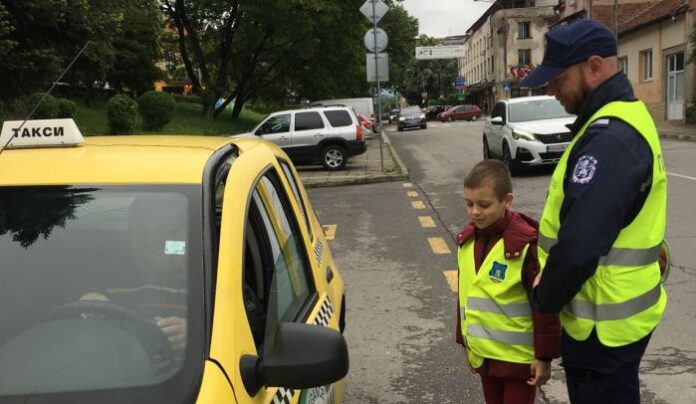 Полицаи и ученици проверяваха водачи в Кюстендил