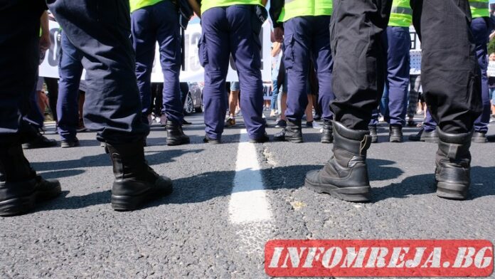 Полицаи на протест в София заради 
