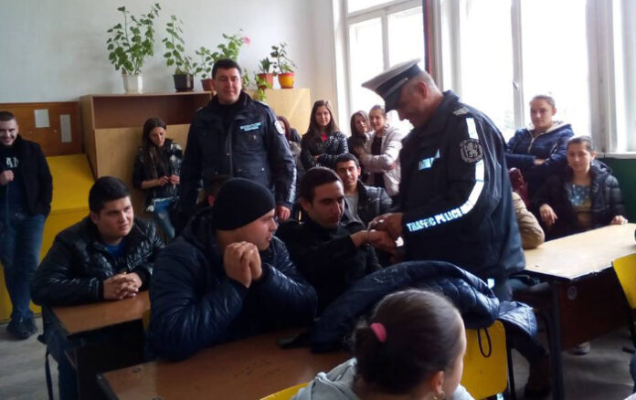 Полицаи с урок по безопасност на движението в Гимназия 