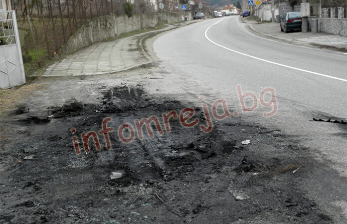 Полицейски автомобил изгоря в Симитли