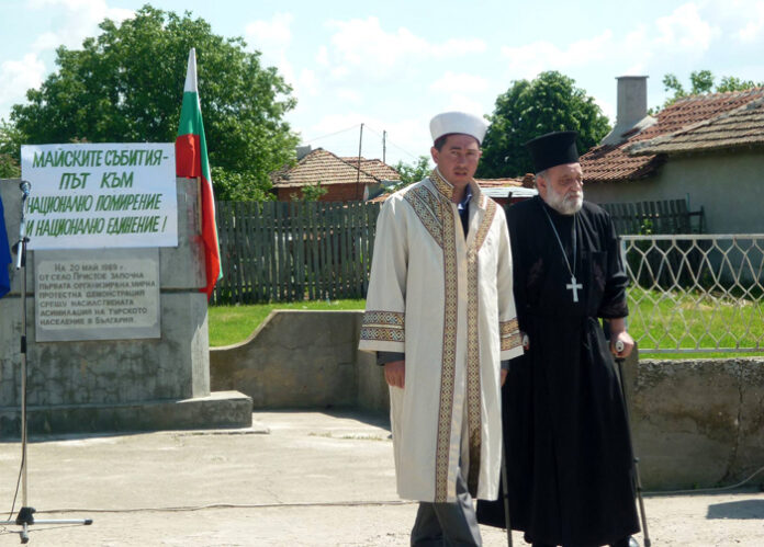 Политически изселник от Корница се върна у нас и поднесе цвете пред жертвите на Възродителния процес