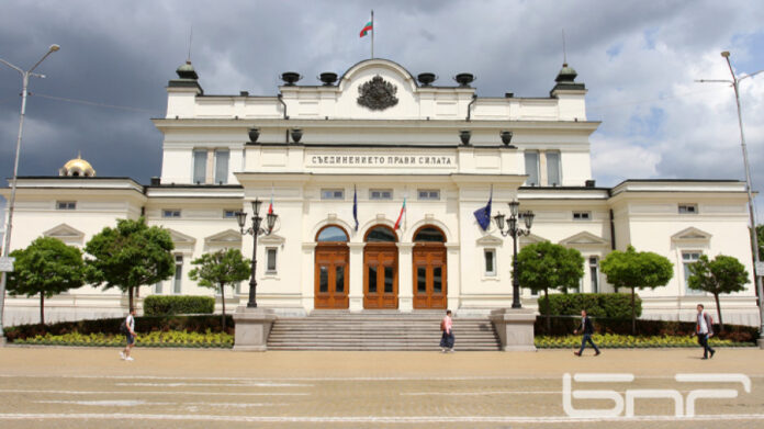 Политически коментари преди 1-ва точка: Гласуват отказа на правителство
