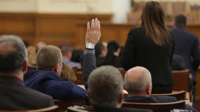 Политиците изпращат годината с надежда за 