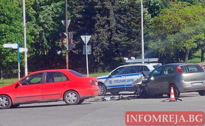Поредна катастрофа на кръстовището при ЮЗУ! Удариха се две коли