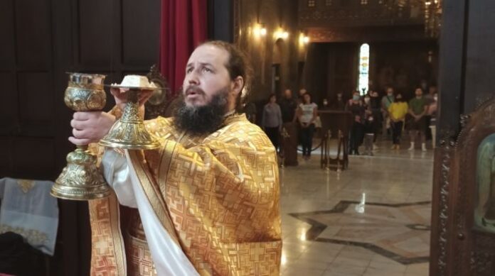 Посрещат иконата и частица от мощите на Св. Мина в Кюстендил
