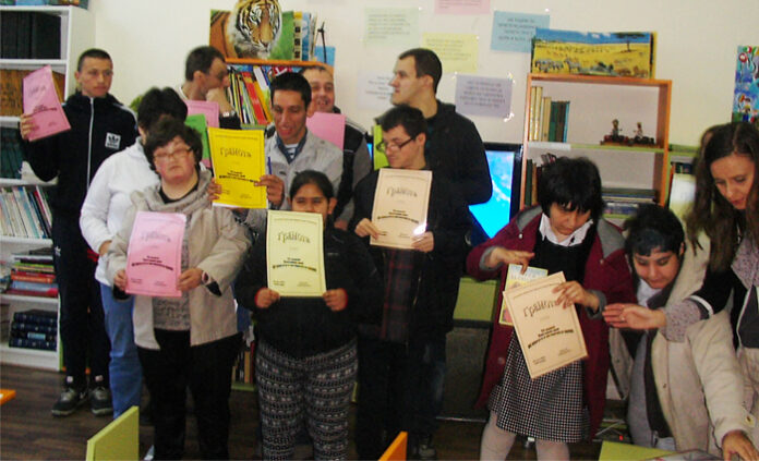 Потребители на социални услуги участваха в празник на книгата 