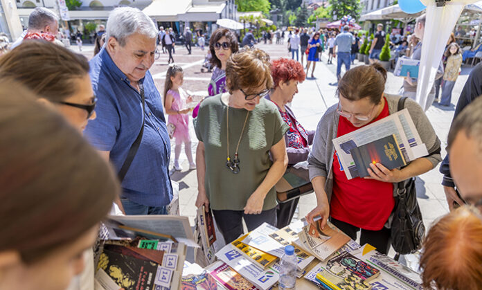 ПП-ДБ подаряваха книги на 24 май: Да си умен и грамотен е модерно!